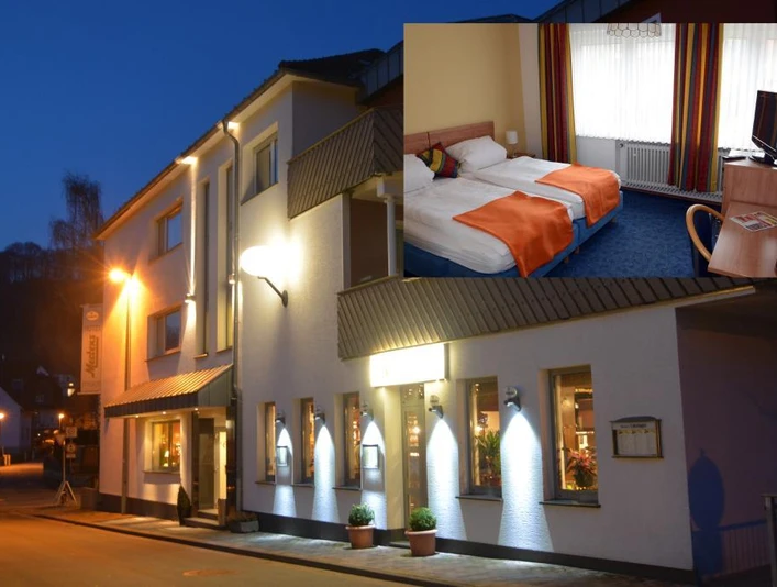 Hotel-Pension Mertens in Altenbeken, beleuchtete Fassade bei Nacht mit eindrucksvollem Eingangsbereich.