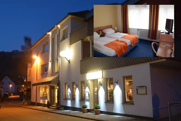 Aussenansicht Hotel-Pension Mertens, Altenbeken Hotel-Pension Mertens in Altenbeken, beleuchtete Fassade bei Nacht mit eindrucksvollem Eingangsbereich.