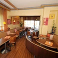 Cafe/Bäckerei Pension Mertens Einladendes Café mit warmem Interieur und freundlicher Atmosphäre, Tische für bis zu vier Personen.