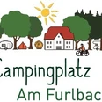 Ein Logo mit einer naturreichen Kulisse eines Campingplatzes, inklusive Wohnwagen und Radfahrer.