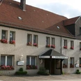 Gasthaus Engemann in Lichtenau mit rotem Ziegeldach, blühenden Blumenkästen und einladender Fassade.