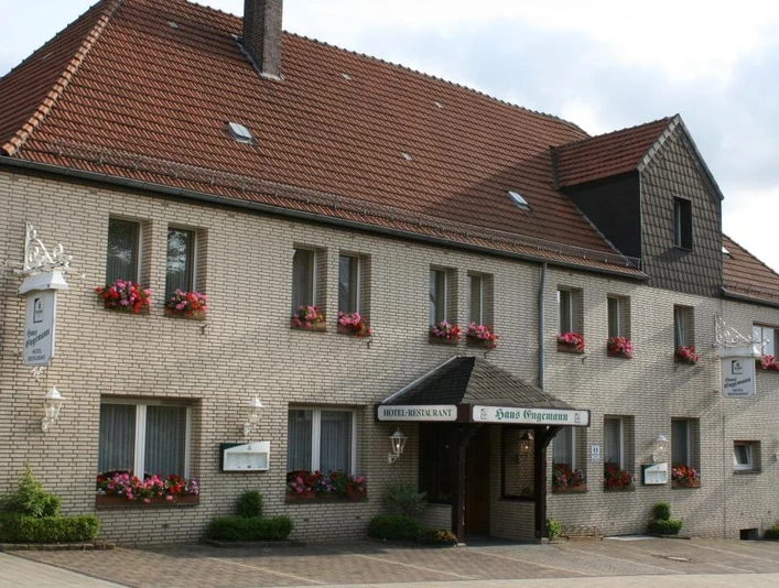 Gasthaus Engemann in Lichtenau mit rotem Ziegeldach, blühenden Blumenkästen und einladender Fassade.
