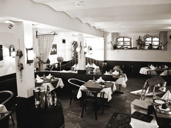 Restuarant in Zeitlers Hotel & Apartments Elegantes Restaurant mit stilvoll gedeckten Tischen, sanfter Beleuchtung und einladendem Ambiente.