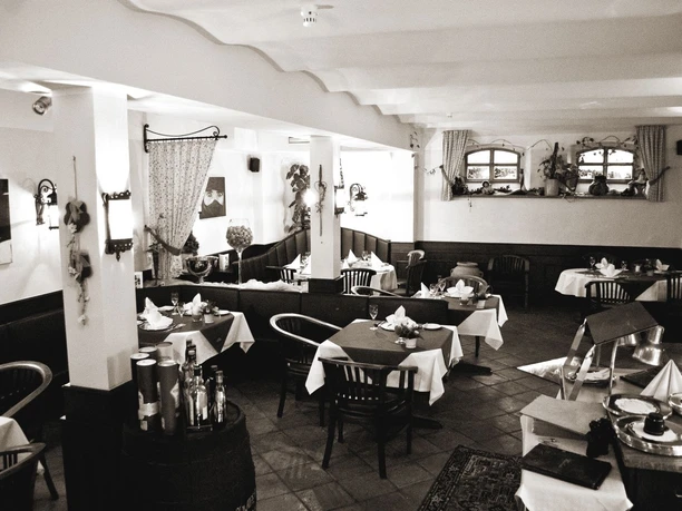 Restuarant in Zeitlers Hotel & Apartments Elegantes Restaurant mit stilvoll gedeckten Tischen, sanfter Beleuchtung und einladendem Ambiente.