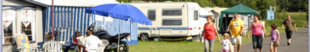 Campotel Bad Rothenfelde Campingplatz in Bad Rothenfelde mit Wohnwagen, Zelt, Motorrad und Familien beim Spaziergang.