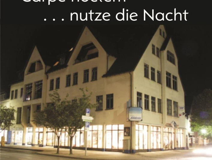 Betten-Paradies & Pension Schübeler Außenansicht des beigefarbenen Hauses der Pension Schübeler mit schwarzen Fensterrahmen und Spitzgiebeln
