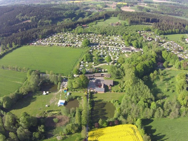 Eurocamp Holperdorp aus der Luft mit Wohnwagenstellplätzen inmitten weitläufiger grüner Landschaft.