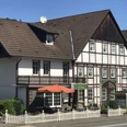 Hausansicht mit Eingang und Terrasse