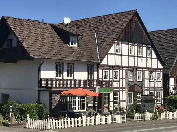 hotel-amjakobsweg-hausansicht Hausansicht mit Eingang und Terrasse