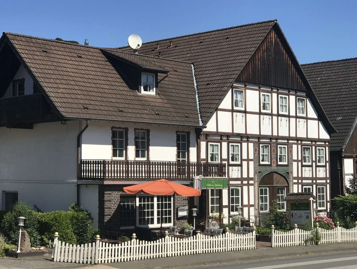 hotel-amjakobsweg-hausansicht Hausansicht mit Eingang und Terrasse