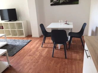 Essbereich mit Tisch und Stühlen zum angrenzenden Wohnzimmer
