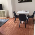 Essbereich mit Tisch und Stühlen zum angrenzenden Wohnzimmer