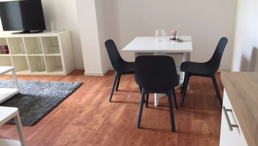 Essbereich mit Tisch und Stühlen zum angrenzenden Wohnzimmer