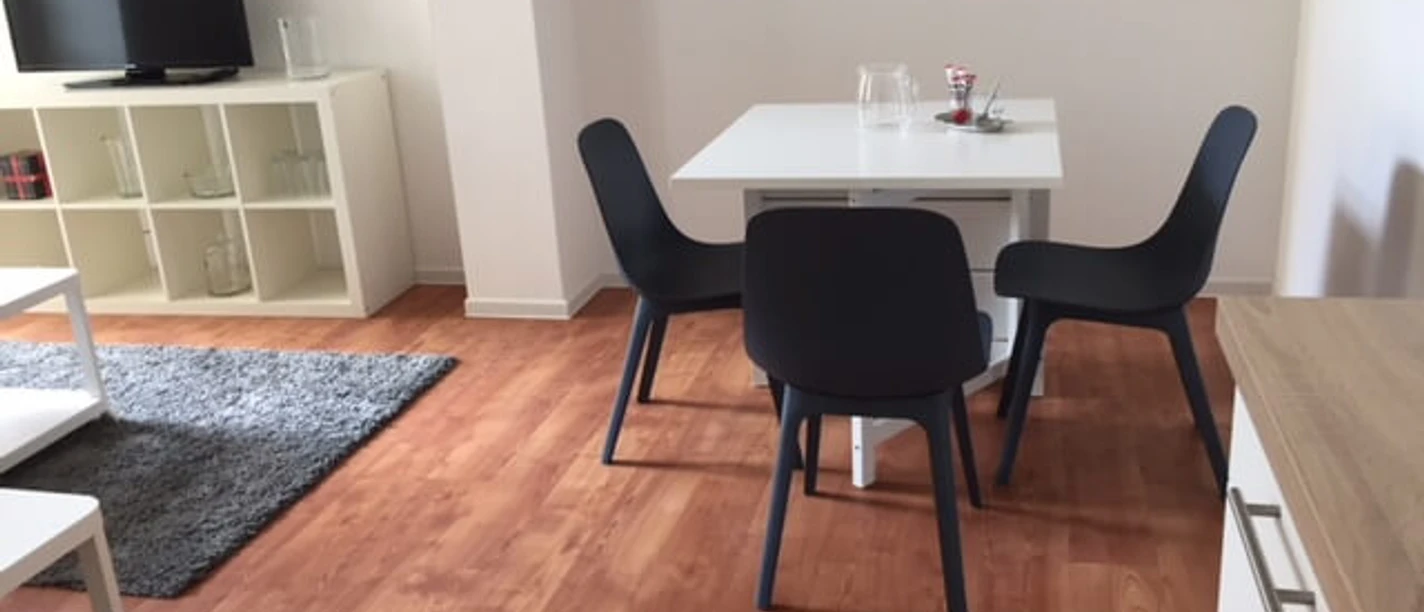 gaestewo3-raeuschenberg-esstisch Essbereich mit Tisch und Stühlen zum angrenzenden Wohnzimmer