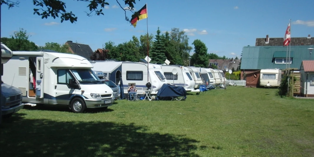 Campingplatz_am_Elbdeich_Brunsbuettel_01.jpg