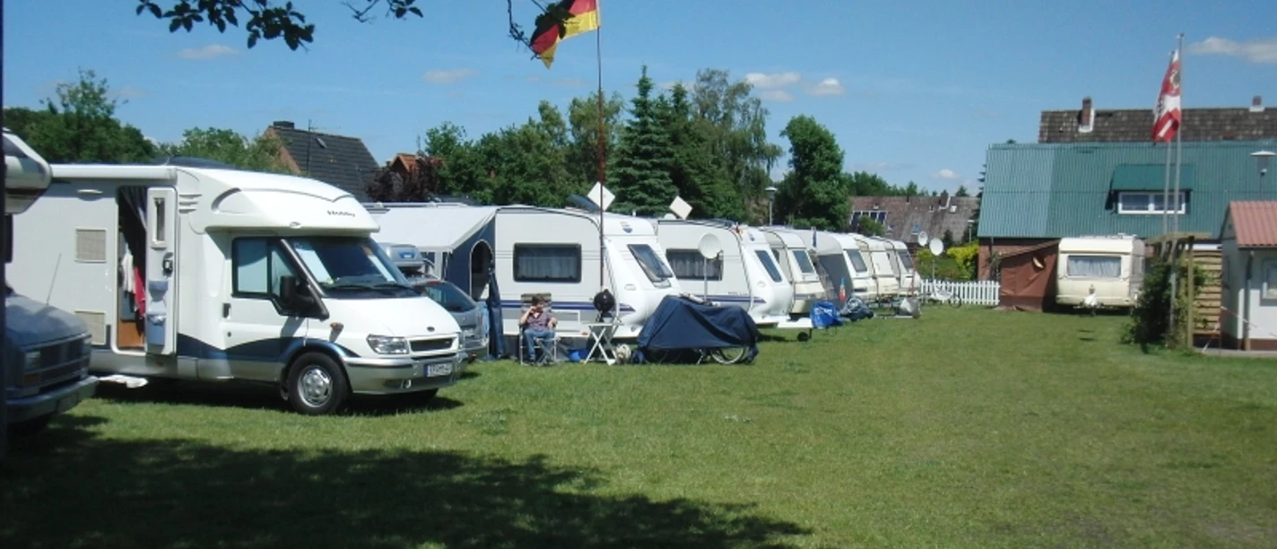 Campingplatz_am_Elbdeich_Brunsbuettel_01.jpg