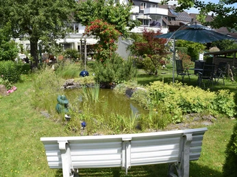 Garten mit Teich und SitzbankGarden with pond and bench