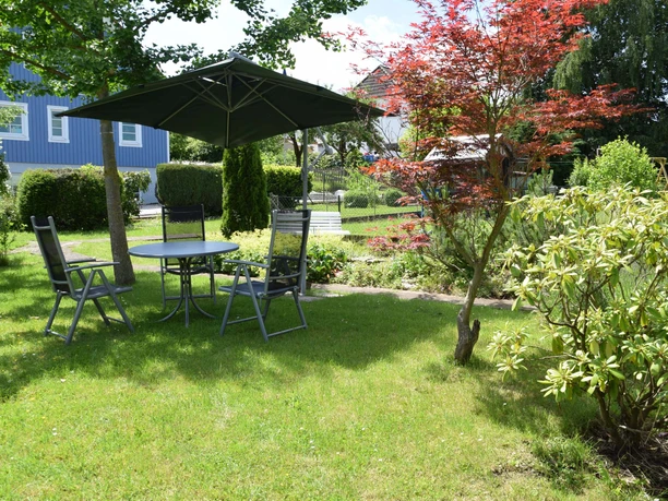 fewo-bocklet-gastgarten2 Gartenmöbel mit Sonnenschirm im Garten