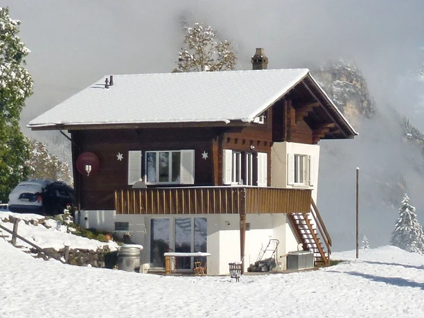 Vue extérieure du chalet en hiver Chalet à deux étages dans un environnement enneigé