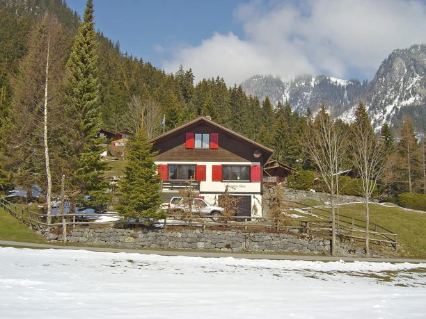 Le chalet «Grimmi-Hüsi» au printemps avec de la neige
