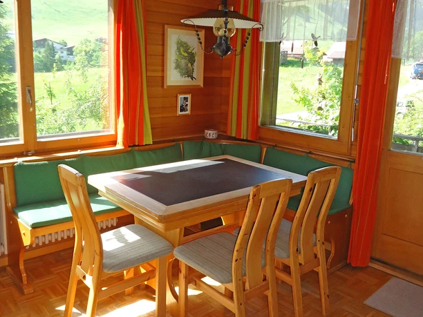 Chalet «Grimmi-Hüsi» coin repas avec table