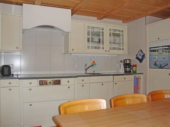 Cuisine avec table à manger