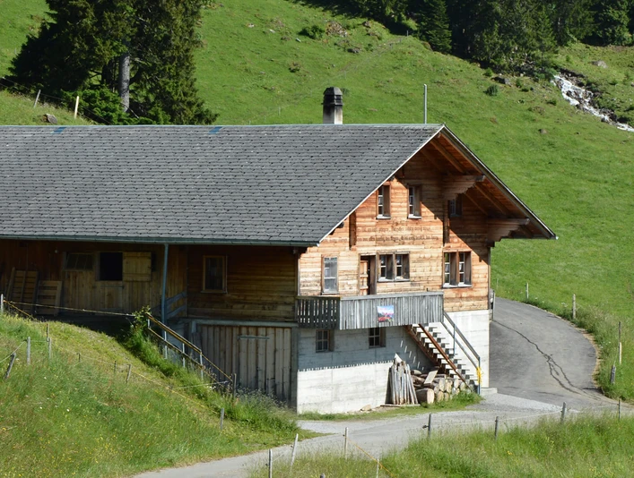 Sennhütte Bärgli Sommer Aussenansicht