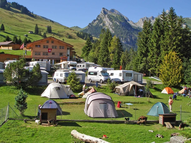 Campingplatz im grünen umgeben von Bergen