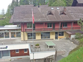 Haus Enzian mit Terrasse im Sommer