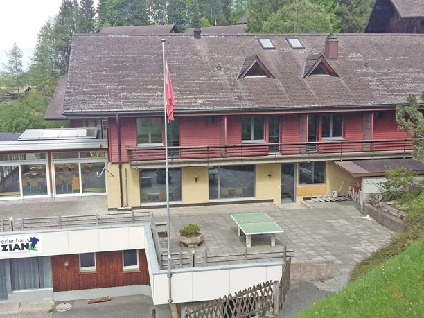 Haus Enzian mit Terrasse im Sommer