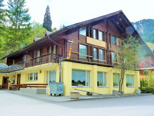 Aussenansicht Ferienhaus Alpenrose im Sommer Gruppenhaus von Aussen