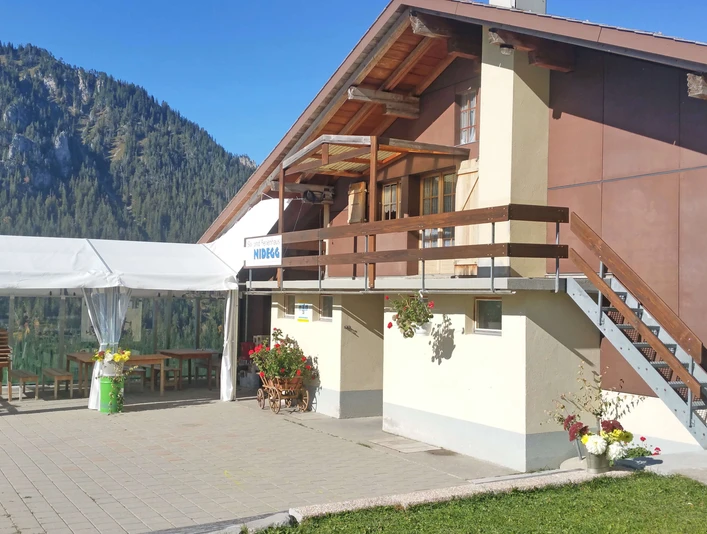 Vordere Nidegg mit Zelt im Sommer