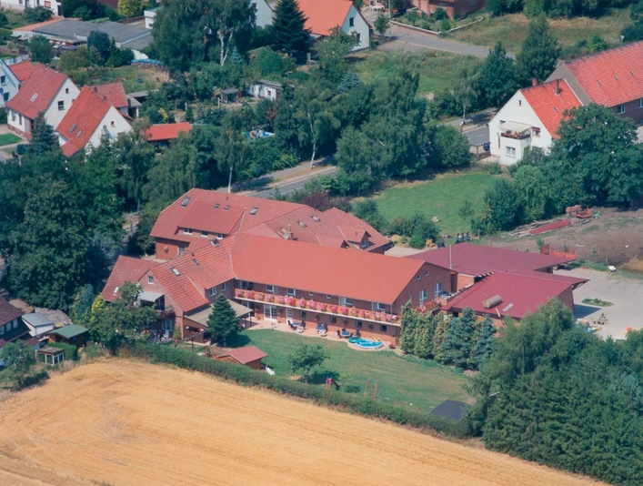 Ferienhof Meyer Luftbild Luftbildaufnahme eines großzügigen Ferienhofs mit roten Dächern, umgeben von ländlicher Umgebung.