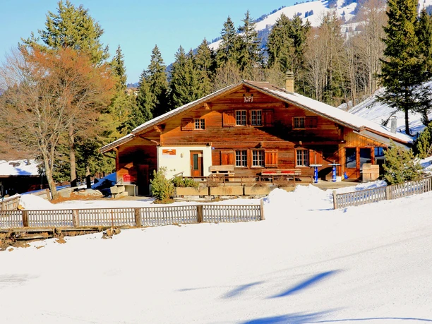 Vue extérieure de la maison de groupe en hiver