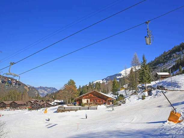 Gruppenhaus neben dem Sessellift und der Skipiste
