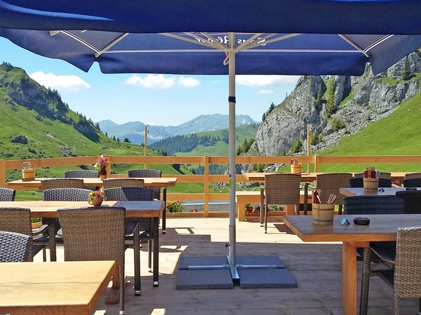 Aussicht von der Terrasse des Berggasthauses Stierenberg Terrasse mit Tischen, Stühlen und Sonnenschirmen