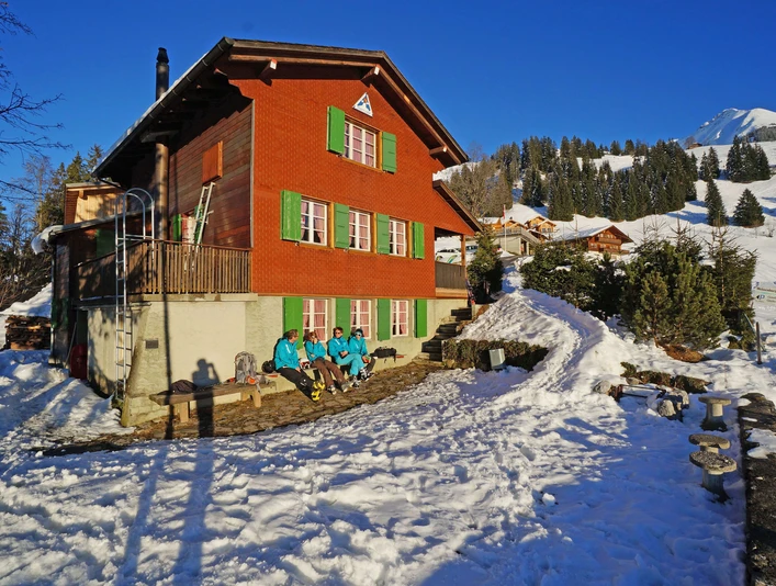 Skihütte im Winter bei Sonnenschein