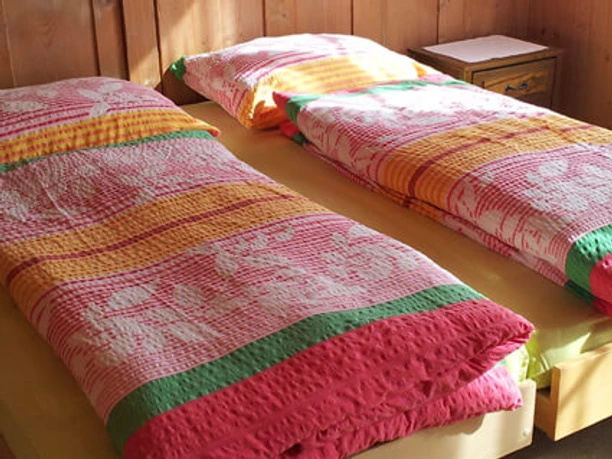 Lit double avec des draps colorés