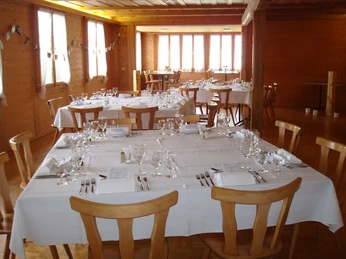 Saal des Gasthofs Rothbad Gedeckte Tische mit weissen Tischtüchern und Servietten