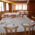 Salle de l'auberge Rothbad Tables dressées avec nappes et serviettes blanches