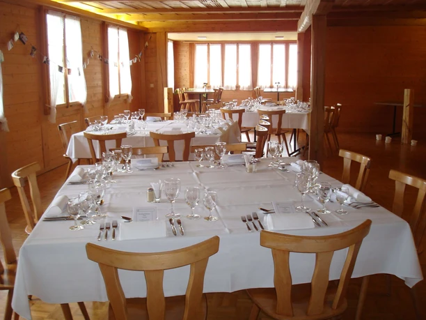 Salle de l'auberge Rothbad Tables dressées avec nappes et serviettes blanches
