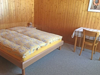 Schlafzimmer mit Doppelbett