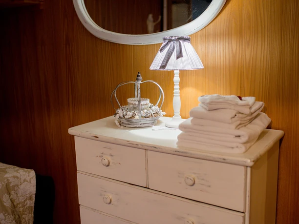 Commode et lampe de table