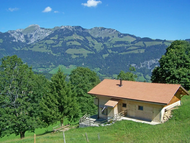 Le «Weidhüttli Rütiweid» en été avec la vue sur le Stockhorn