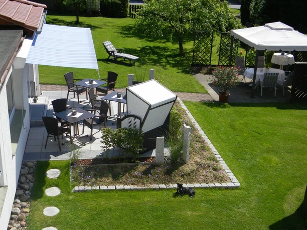 g-stehaus-kehne-horn-bad-meinberg-garten-1600 Terrasse und Garten mit Sitzecke, Strandkorb, Rasenfläche und einer kleinen Kaffeepause unter Pavillon.