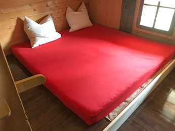 Schlafzimmer Doppelbett Alphütte Brüschtmoos