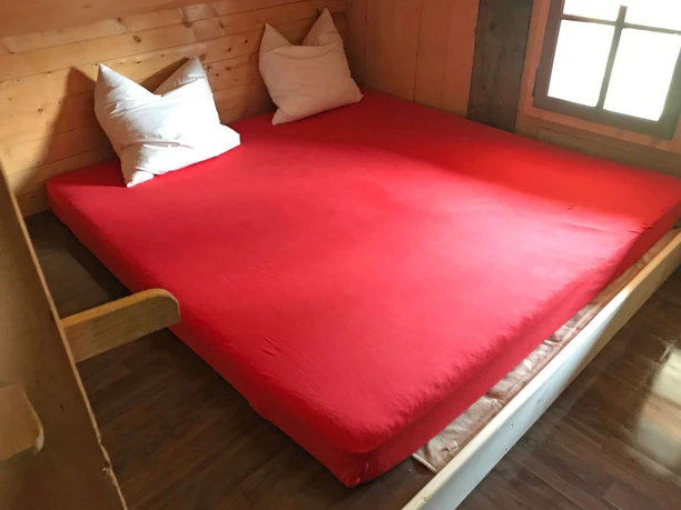 Kleines Schlafzimmer mit Doppelbett