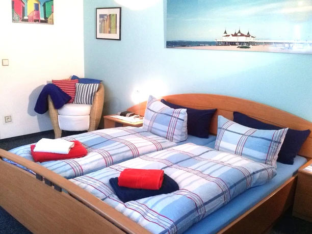 Ferienwohnungen Schulte Gemütliches Schlafzimmer mit zwei Einzelbetten, hellen Textilien und stilvoller Dekoration.