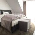 Doppelzimmer Helles, gemütliches Hotelzimmer mit Doppelbett, modernem Schreibtisch, Stuhl und großen Fenstern.