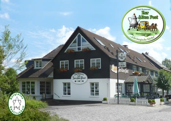 Hotel Zur Alten Post Fachwerkstil-Hotel "Zur alten Post" mit Blumentöpfen an Fenstern, daneben freistehende Terrasse.